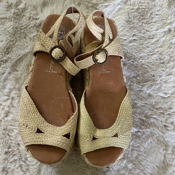 Jeffrey Campbell Cream Platform Sandals - Picture 9 of 14